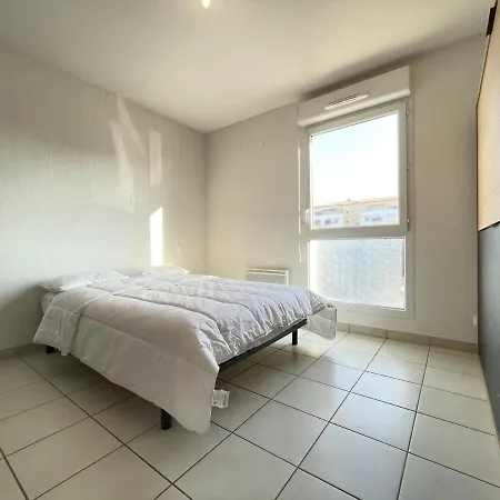 Apartment 3p Climatise Avec Parking, Piscine, Proche Et Commerces A - Fr-1-338-497 Sete