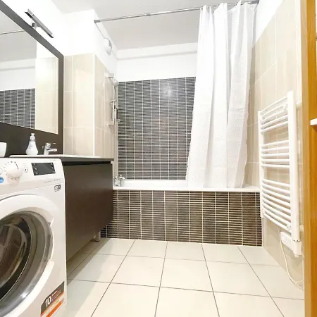 Apartment 3p Climatise Avec Parking, Piscine, Proche Et Commerces A - Fr-1-338-497 Sete